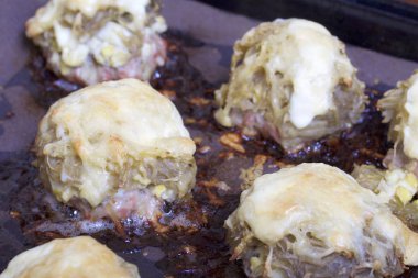 Kıyma biftek patates, yumurta ve peynir ile. Bir fırın tepsisine fırın lay.