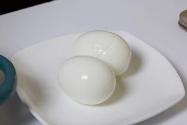 Βραστά αυγά κοτόπουλου. Κιμάς μπριζόλες με πατάτες, αυγά και τυρί. Μαγείρεμα τα βήματα και τα συστατικά. — Φωτογραφία Αρχείου