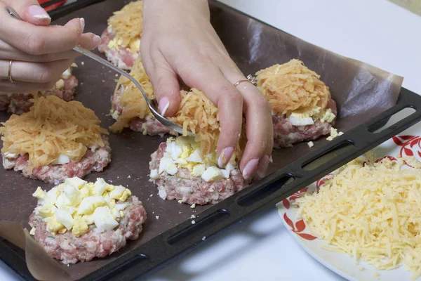 Mleté maso steaky s brambory, vejci a sýrem. Vaření postup a ingredience. — Stock fotografie