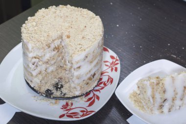 Taze krema ile bisküvi kek yaptı. Görünür katmanları bisküvi ve krem. Yemek kek bisküvi kırıntıları ve süt jöle.