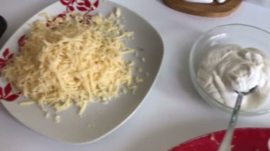 Rendelenmiş patates doğrama. Kıyma biftek patates, yumurta ve peynir ile. Pişirme adımları ve malzemeler.