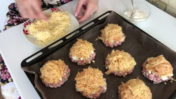 一个女人准备食物 肉末牛排配土豆 鸡蛋和奶酪 烹饪步骤和食材 — 图库视频影像