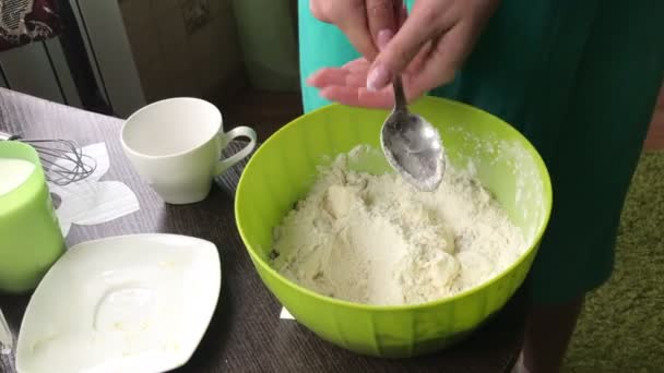煮一块饼干屑和牛奶果冻的蛋糕 桌子的表面是原料和炊具 — 图库视频影像