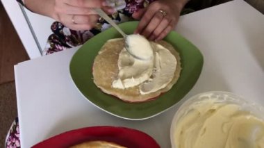 Yemek pasta mascarpone krema ile. Bir kadın mascarpone ve yoğunlaştırılmış süt kek yağlar.