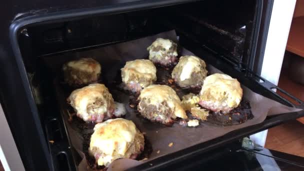 午餐是在烤箱里烤的 切碎的肉牛排 配土豆 鸡蛋和奶酪 — 图库视频影像