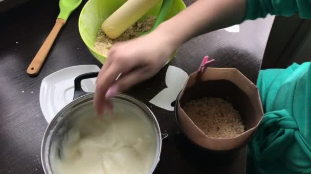 Mulher Adicionar Creme Molde Cozinhar Bolo Migalhas Biscoito Geleia Leite — Vídeo de Stock