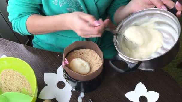 Vrouw Toevoegen Vla Schimmel Distribueert Met Een Lepel Het Oppervlak — Stockvideo