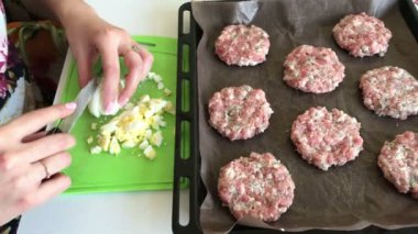 Kadın haşlanmış tavuk yumurta yendi. Kıyma biftek patates, yumurta ve peynir ile. Pişirme adımları ve malzemeler.