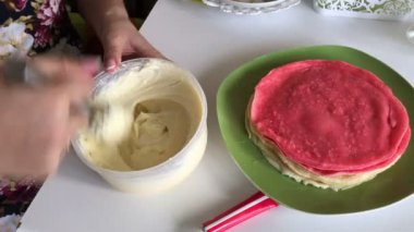 Kadın kap içinde hamur kneads. Yemek pasta mascarpone krema ile.