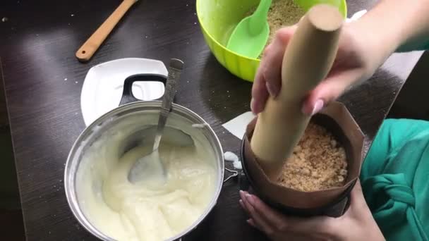 Femeia Adaugă Tortul Burete Mucegaiul Tort Gătesc Tort Firimituri Biscuiţi — Videoclip de stoc