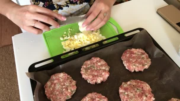 Mulher Esmaga Ovos Galinha Cozidos Bifes Carne Picada Com Batatas — Vídeo de Stock