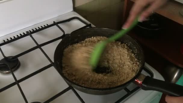 Mulher Frita Migalhas Biscoito Cozinhar Bolo Migalhas Biscoito Geleia Leite — Vídeo de Stock