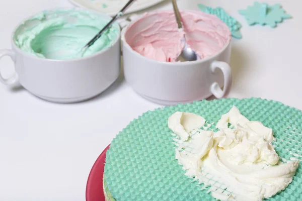 ワッフル ケーキを飾ることのための異なった色のクリームです。さまざまな色の丸いウエハ。ワッフル ケーキを作るため. — ストック写真