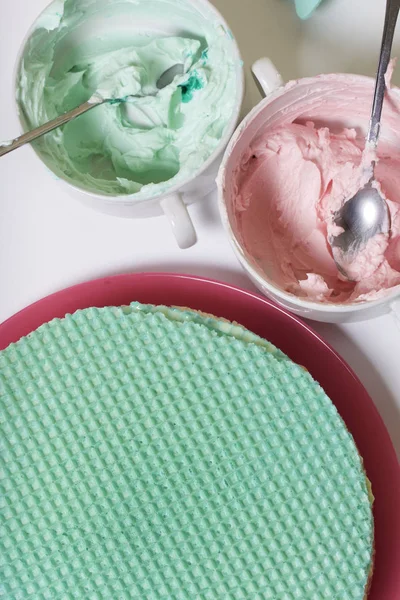 Crema de diferentes colores para decorar tarta de gofres. Tortas redondas de obleas de diferentes colores. Para hacer tarta de gofres . — Foto de Stock