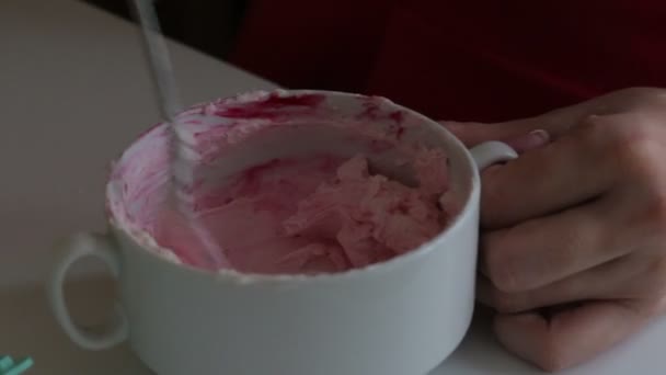一个女人把奶油奶酪和食物着色混合在一起 在给予均匀着色之前 用于蛋糕润滑的着色霜 — 图库视频影像