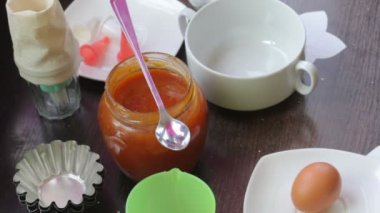 Konteyner ile eritilmiş tereyağı ve diğer malzemeler kek yemek pişirmek için. Kek pişirme için formları. Masanın üzerine standı