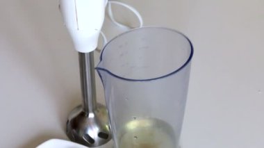 Pişirme mayonez. Bıldırcın yumurtası blender kase. Yakında diğer unsurlarıdır.