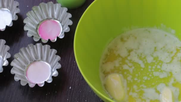 Conteneur Avec Beurre Fondu Autres Ingrédients Pour Cuisson Des Gâteaux — Video