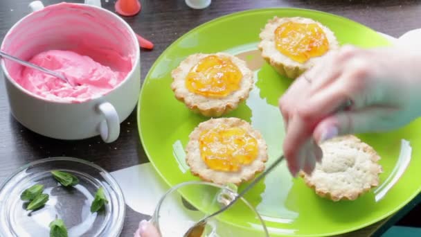 Приготування Торта Жінка Кладе Варення Підстави Тортів — стокове відео