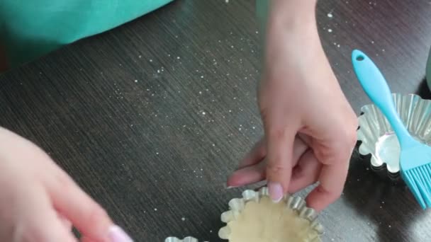Cocinar Pastel Mujer Amasa Masa Bandeja Para Hornear Cerca Hay — Vídeos de Stock