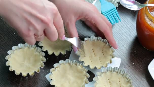 Kuchen Kochen Mit Einer Gabel Bohrt Sie Teig Eine Auflaufform — Stockvideo