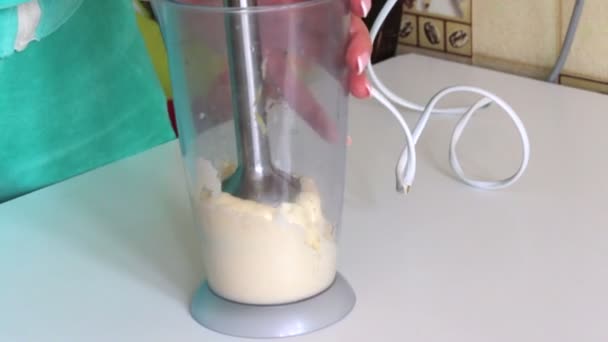 煮蛋黄酱 一个女人在搅拌机碗里混合蛋和其他食材 — 图库视频影像