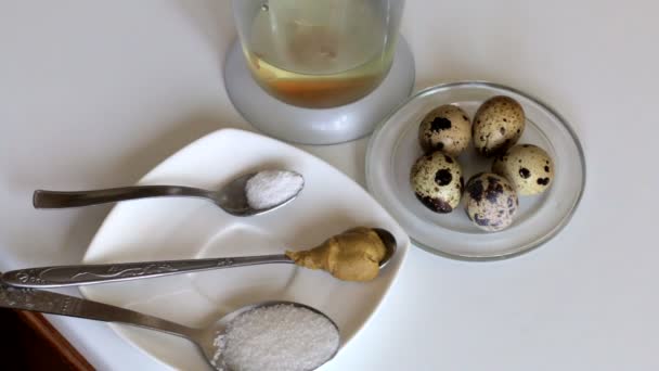 Cozinhar Maionese Ovos Codorna Tigela Liquidificador Perto Estão Outros Ingredientes — Vídeo de Stock