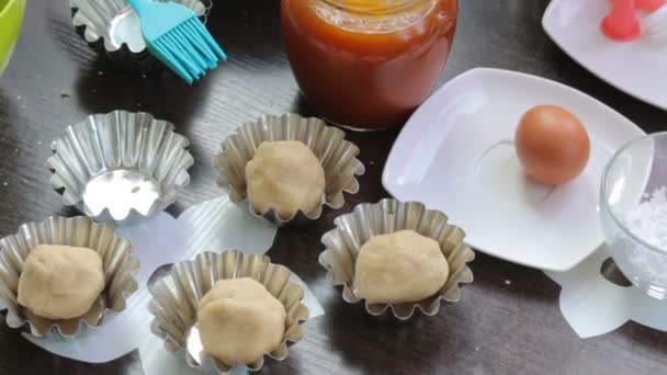 Femme Pétrit Pâte Pour Cuisson Des Gâteaux Met Pâte Forme — Video