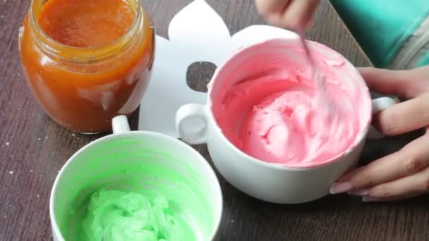 Mujer Preparando Crema Para Hacer Pasteles Mezcla Queso Crema Colorante — Vídeos de Stock