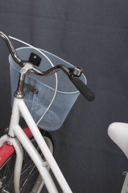 Beyaz ve pembe renkli bir kadın Bisiklet unsurları. Direksiyon simidi ve Bagaj sepet. Bahar ve yaz rekreasyon ve spor.