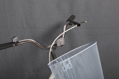 Beyaz ve pembe renkli bir kadın Bisiklet unsurları. Direksiyon simidi ve Bagaj sepet. Bahar ve yaz rekreasyon ve spor.