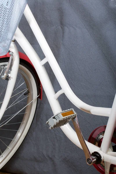 Elemente eines Damenfahrrades in weiß und rosa Farbe. Rahmen, Pedale und Rad. Frühling und Sommer Erholung und Sport. — Stockfoto