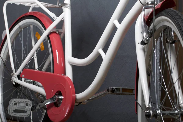 Elemente eines Damenfahrrades in weiß und rosa Farbe. Rahmen, Pedale und Rad. Frühling und Sommer Erholung und Sport. — Stockfoto