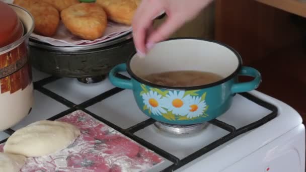 Женщина Жарит Пирожки Подсолнечном Масле Рядом Вареные Пирожные — стоковое видео