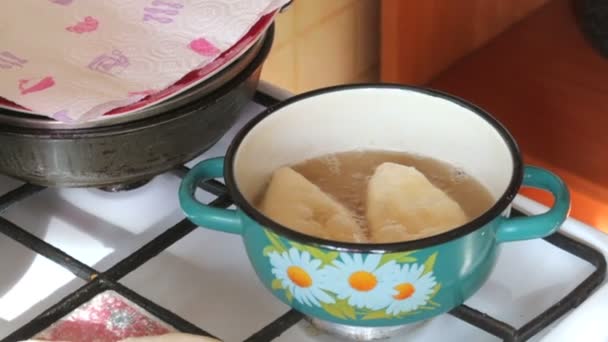 Eine Frau Brät Teigwaren Sonnenblumenöl Als Nächstes Sind Rohlinge Pasties — Stockvideo