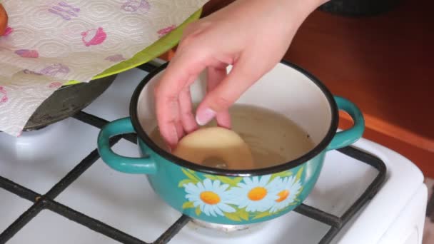 Una Mujer Está Cocinando Donas Americanas Hornearlos Aceite Girasol — Vídeos de Stock