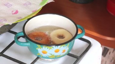 Bir kadın Amerikan donut yemek pişiriyor. Onları fırında ayçiçek yağı.