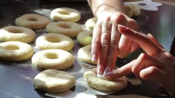 Kobieta Sprawia Spacje Dla American Donuts Wykonane Ciasta Leżą Powierzchni — Wideo stockowe