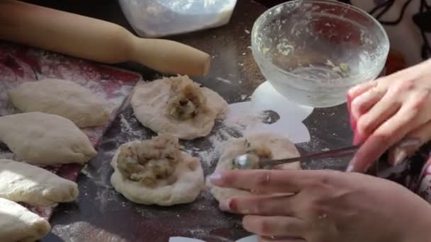 Una Mujer Prepara Empanadas Pone Relleno Masa Mesa Hay Empanadas — Vídeo de stock