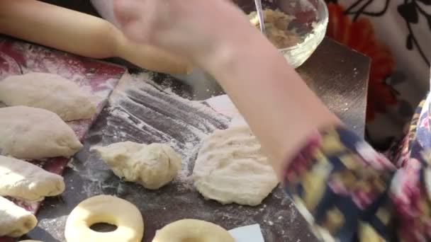 Uma Mulher Prepara Pastéis Trabalha Com Massa Cima Mesa Estão — Vídeo de Stock