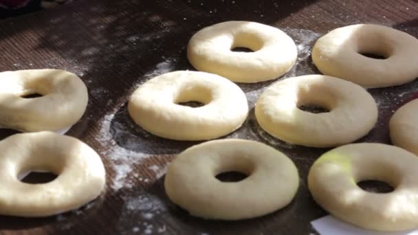 Amerikan Donut Için Boşluklar Hamur Yapılmış Tablo Yüzeyinde Yalan Bir — Stok video