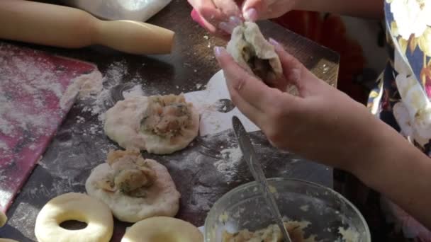 Kvinna Wraps Köttfärs Degen Matlagning Piroger — Stockvideo