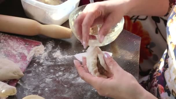 Kvinna Wraps Köttfärs Degen Matlagning Piroger — Stockvideo