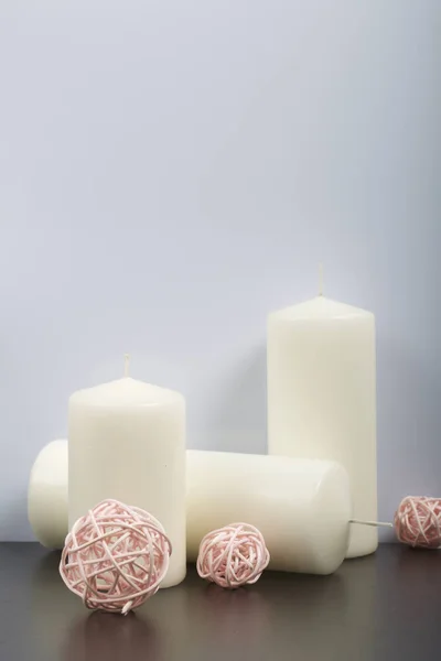 Свечи белого цвета среди декоративных шаров, сотканных из натуральных материалов . — стоковое фото