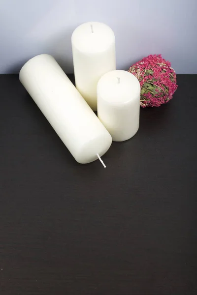 Candles white in color among the decorative balls, woven from natural materials. — Stock Photo, Image