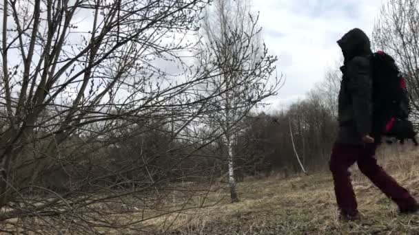 Man Jacka Med Huva Promenader Spring Park Längs Floden Bryter — Stockvideo