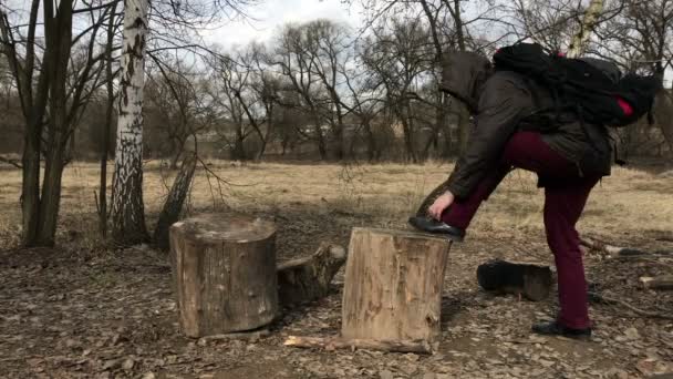 Ένας Άνθρωπος Ένα Σακάκι Κουκούλα Είναι Περπάτημα Ένα Πάρκο Την — Αρχείο Βίντεο