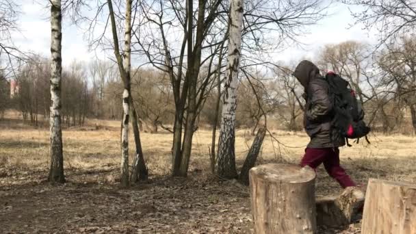 Hombre Con Una Chaqueta Con Capucha Está Caminando Parque Primavera — Vídeos de Stock