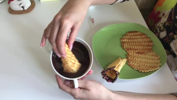 一个女人把一个华夫饼锥浸入融化的巧克力里 — 图库视频影像
