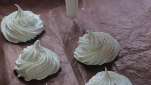 Een Vrouw Vormt Een Marshmallow Met Behulp Van Een Spuitzak — Stockvideo